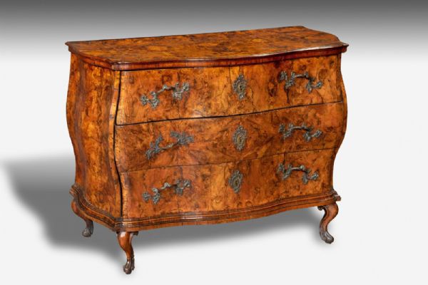 Extraordinaire commode Venise XVIIIe siècle
    