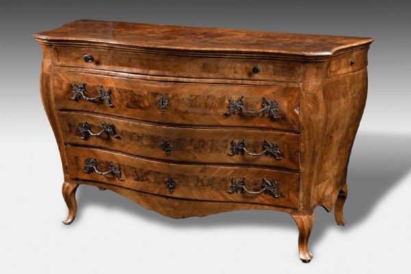 Élégante commode Modène XVIIIème siècle
    