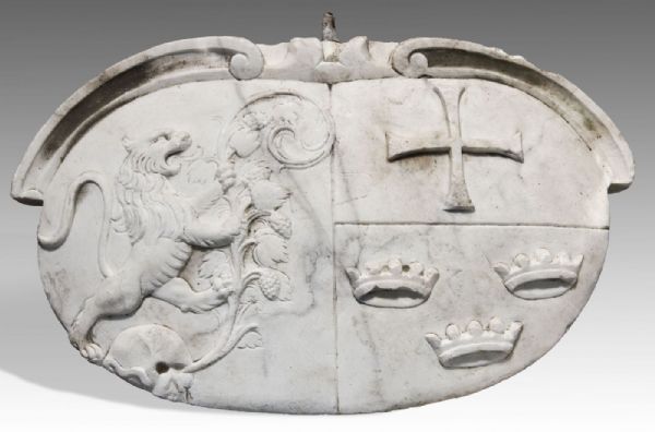 Stemma ovale recante croce templare