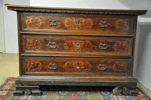 Inlaid walnut chest of drawers, Verona Sec XVII
