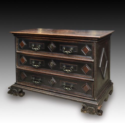 Veneto chest of drawers XVII century
    