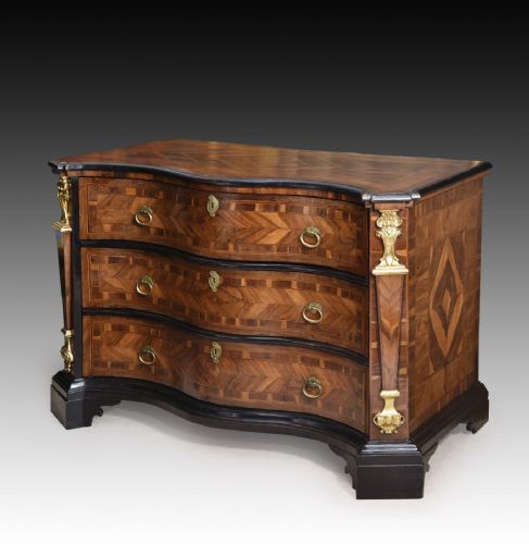 Venice chest of drawers XVIII century
    