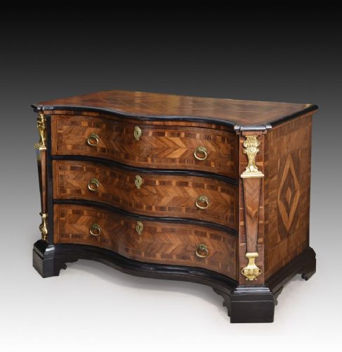 Commode Venise XVIIIème siècle
    