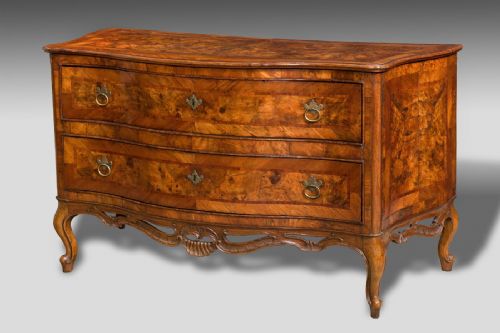 Elegant chest of drawers, Venice 18th century
    