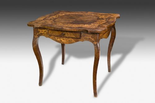 Élégante et rare table Emilia Rolo XVIIIe siècle
    