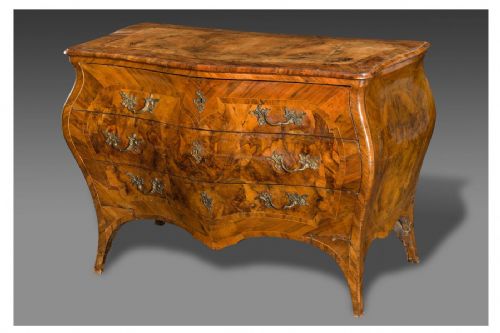 Lombardy rounded chest of drawers 18th century
    